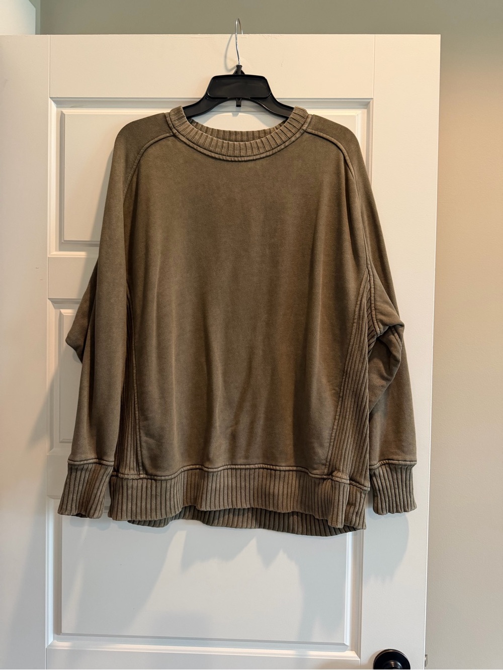 Women’s American Eagle Crewneck Sweater in Olive